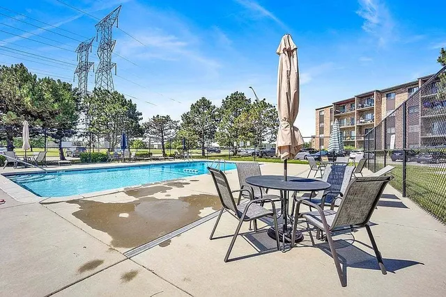 $194,900 | 725 West Huntington Commons Road, Unit 416, Mount Prospect, IL 60056