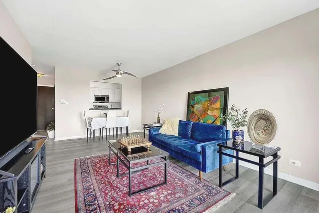 $194,900 | 725 West Huntington Commons Road, Unit 416, Mount Prospect, IL 60056