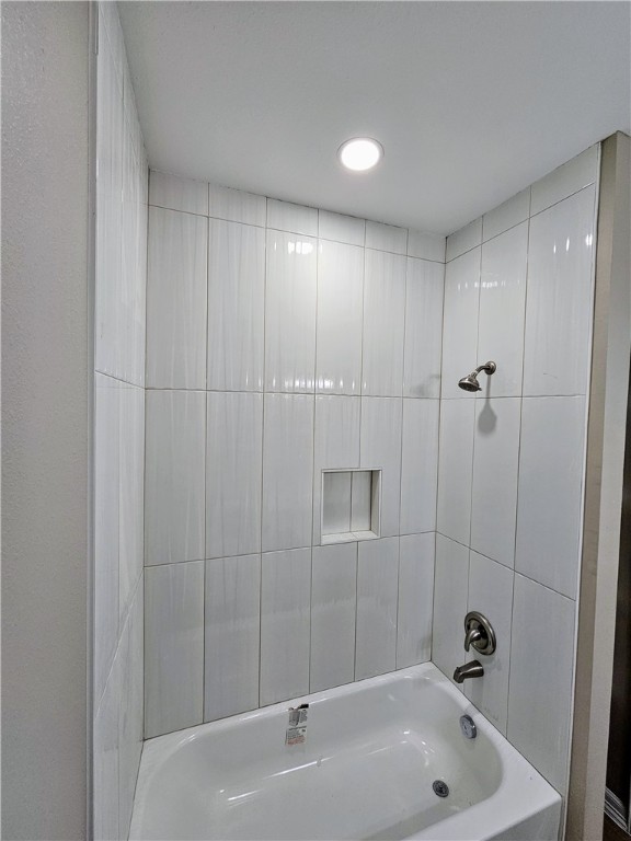 507 West Ragland Avenue Kingsville, TX 78363 - Photo 15 of 17 a bathroom with a bathtub