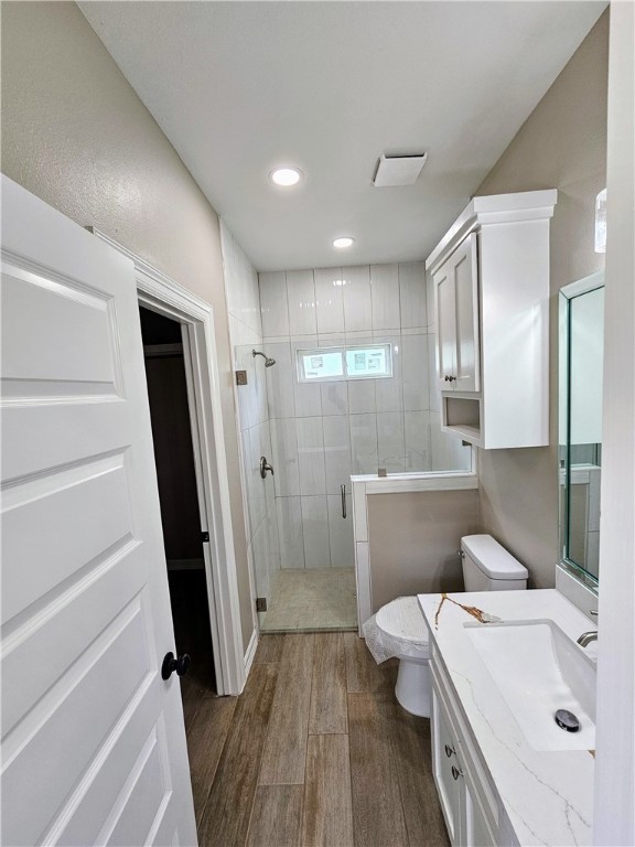 507 West Ragland Avenue Kingsville, TX 78363 - Photo 8 of 17 a bathroom with a sink a toilet and shower