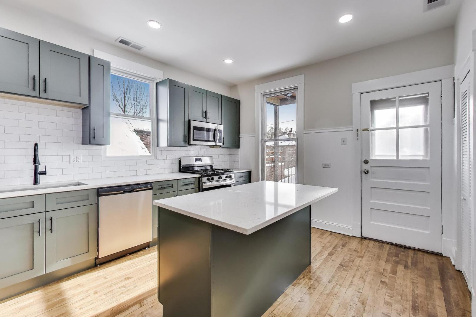 1839 West Henderson Street Chicago, IL 60657 - Photo 3 of 54