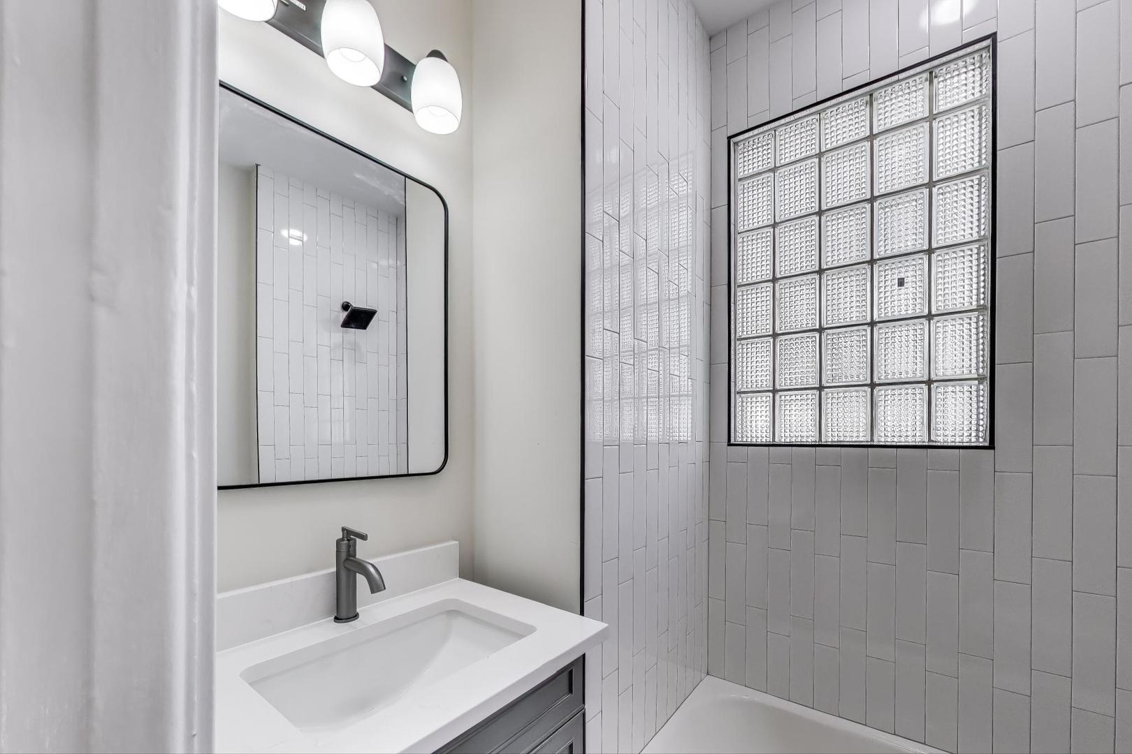 1839 West Henderson Street Chicago, IL 60657 - Photo 4 of 54