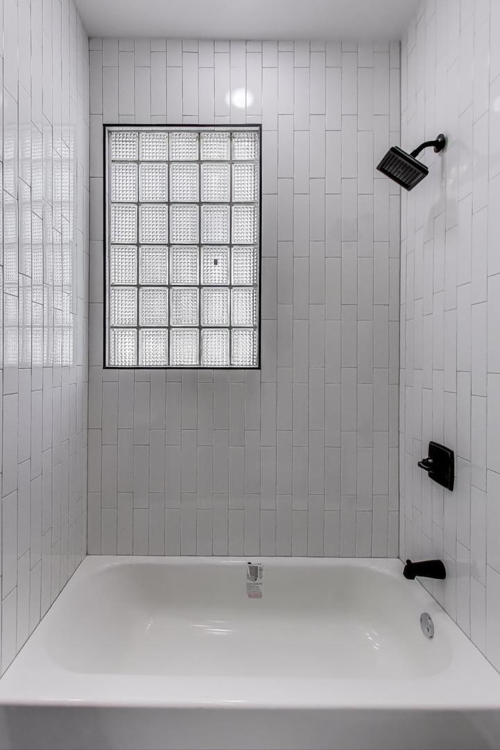 1839 West Henderson Street Chicago, IL 60657 - Photo 5 of 54