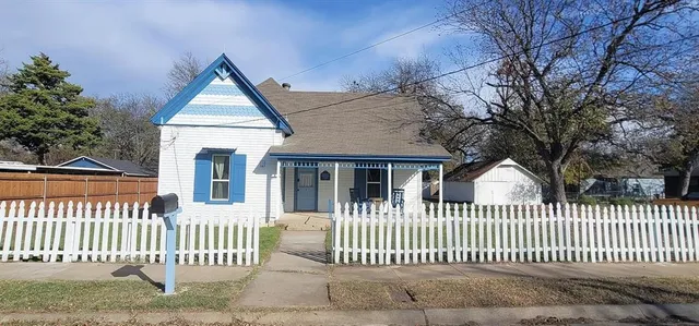 $260,000 | 910 Baird Street, Cleburne, TX 76033