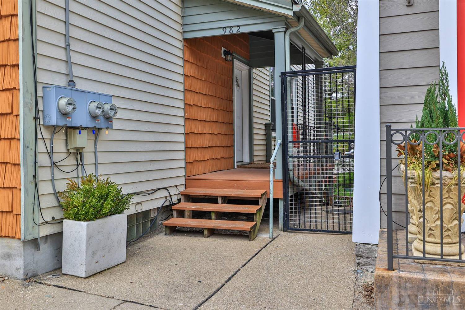 982 Hatch Street Cincinnati, OH 45202 - Photo 4 of 49