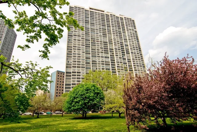 $348,000 | 2800 North Lake Shore Drive, Unit 712, Chicago, IL 60657