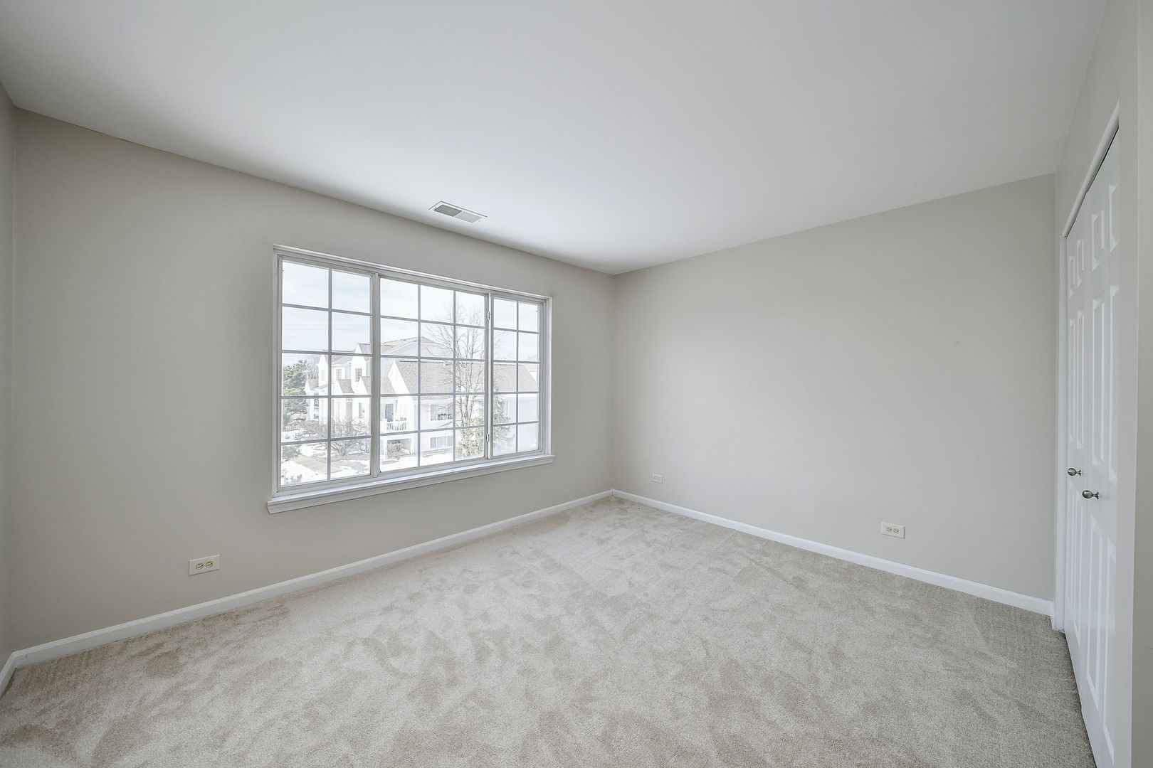 3447 Ravinia Circle Aurora, IL 60504 - Photo 12 of 14 an empty room with a window