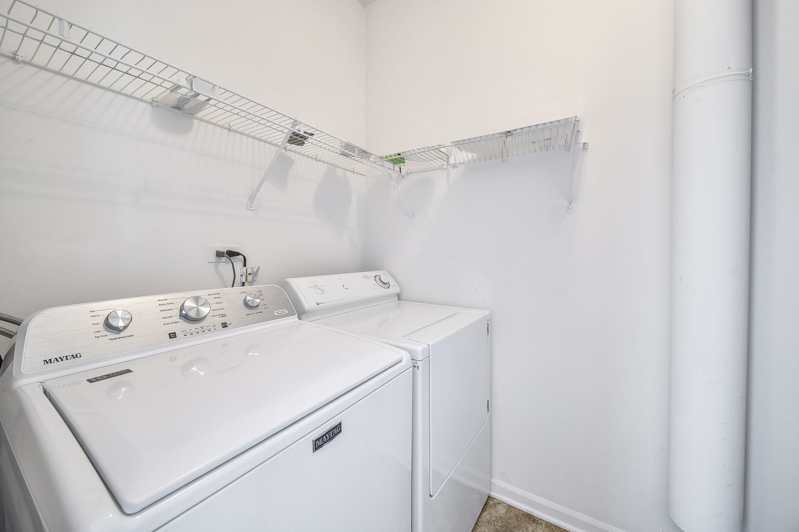 3447 Ravinia Circle Aurora, IL 60504 - Photo 8 of 14 a utility room with dryer and washer