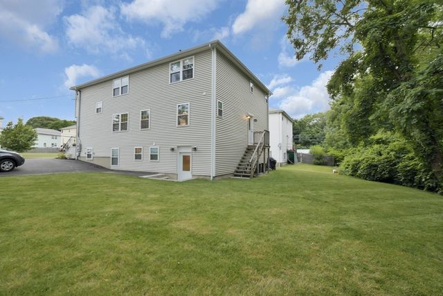 a view of a house with backyard