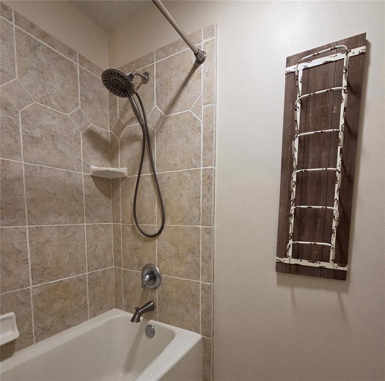 34041 Highland Road Leesburg, FL 34788 - Photo 20 of 33 a bathroom with a bath tub