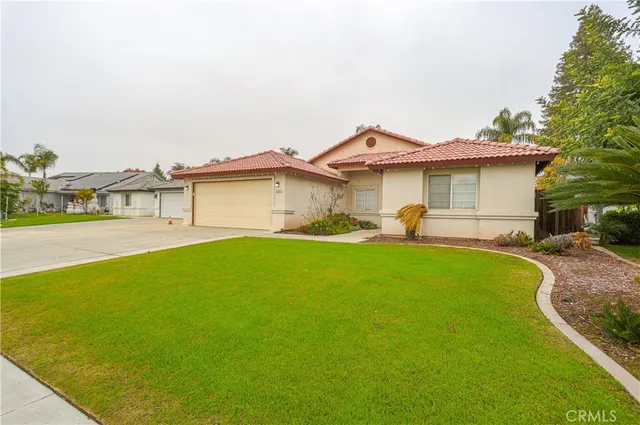 a view of a house with a backyard