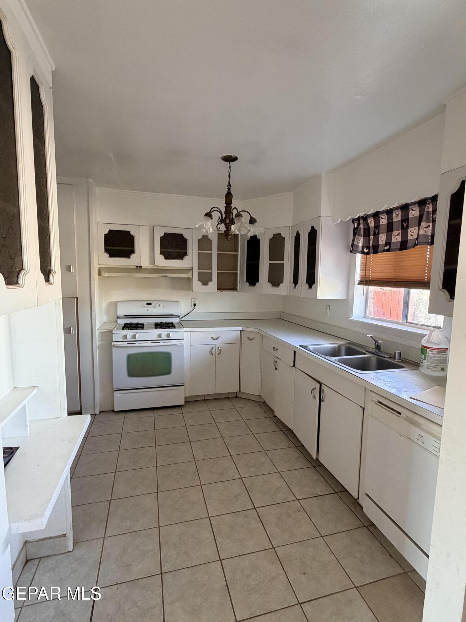 2712 Catnip Street El Paso, TX 79925 - Photo 4 of 22 IMG_6048