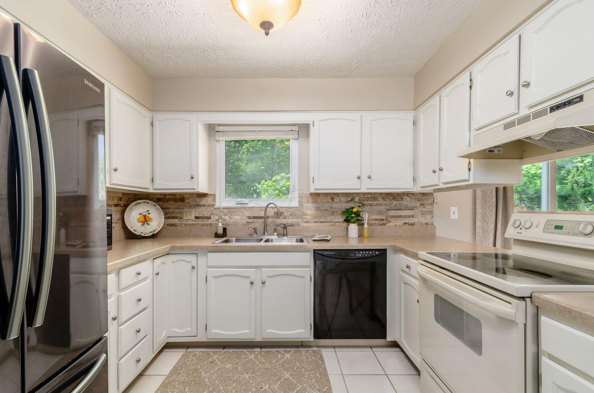 7771 Strathmoore Road Dublin, OH 43016 - Photo 14 of 32 L-Shape kitchen with much room for cooking & baking.