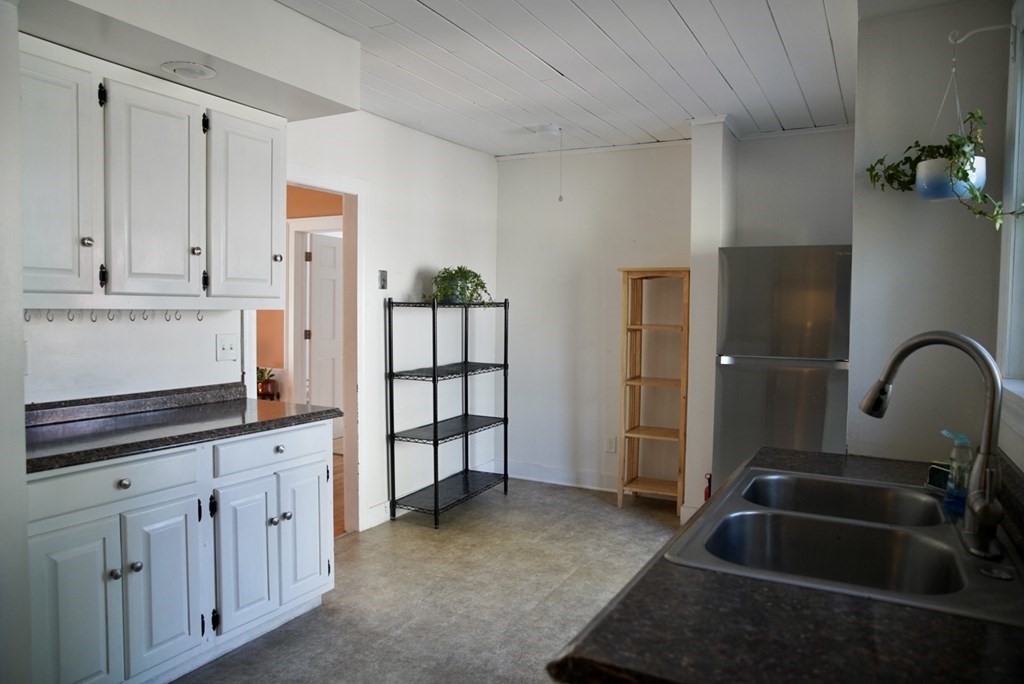 61 Silver Street Greenfield, MA 01301 - Photo 12 of 31