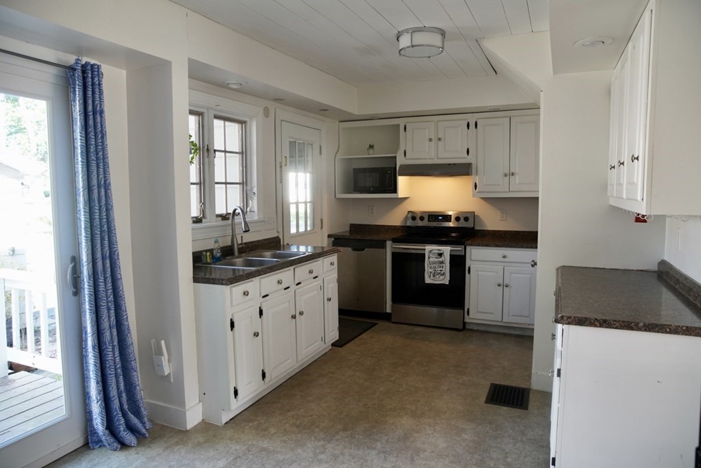 61 Silver Street Greenfield, MA 01301 - Photo 10 of 31