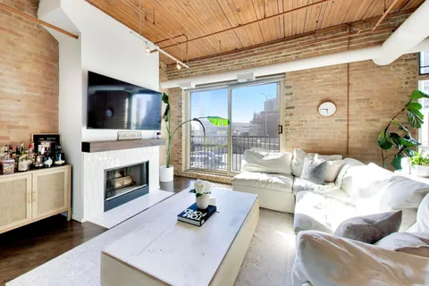$335,000 | 550 North Kingsbury Street, Unit 423, Chicago, IL 60654