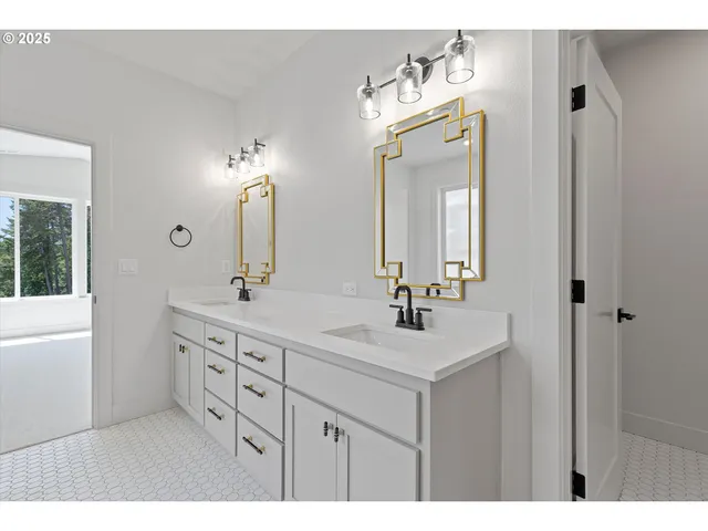 $819,939 | 14196 Southeast Iseli Lane, Clackamas, OR 97015