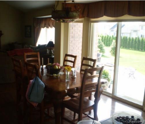 1735 Angela Road Walled Lake, MI 48390 - Photo 7 of 31 7.jpg