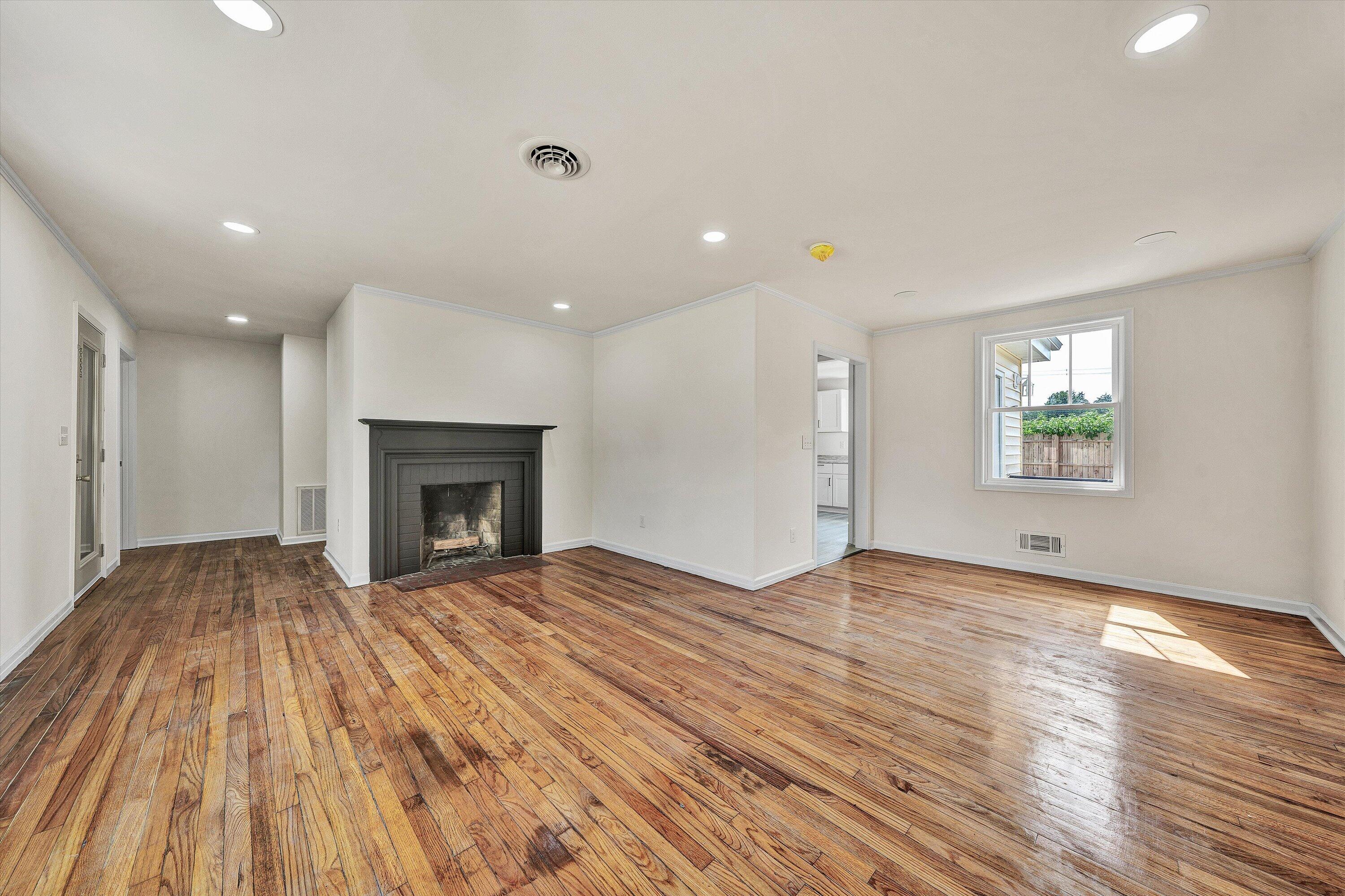 1127 Highland Road Salem, VA 24153 - Photo 4 of 23 Living Room