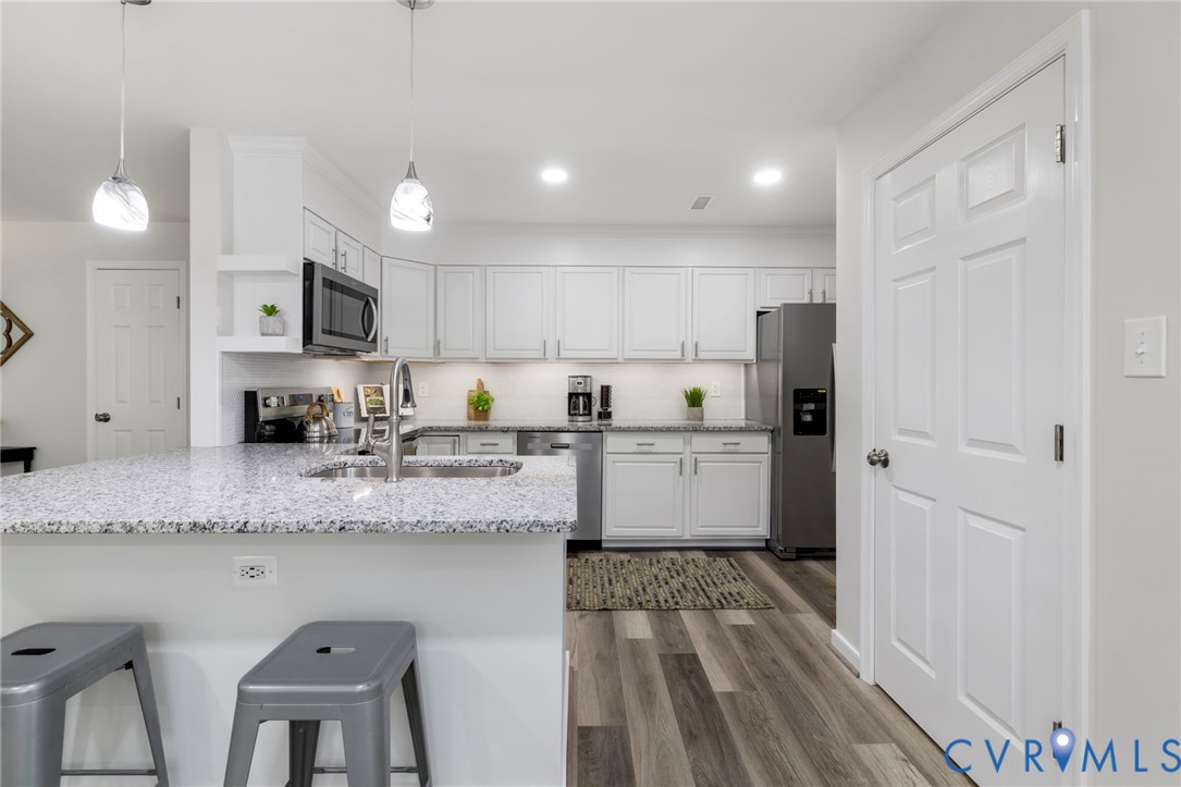 10401 Reedy Branch Road Chesterfield, VA 23838 - Photo 10 of 29 Sleek New Kitchen with granite counters and breakf