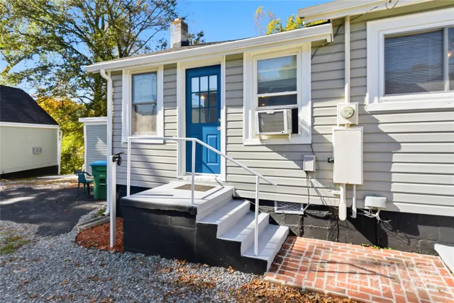 a view of a house with backyard