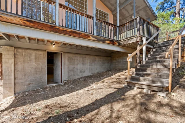 a view of entryway with a front door