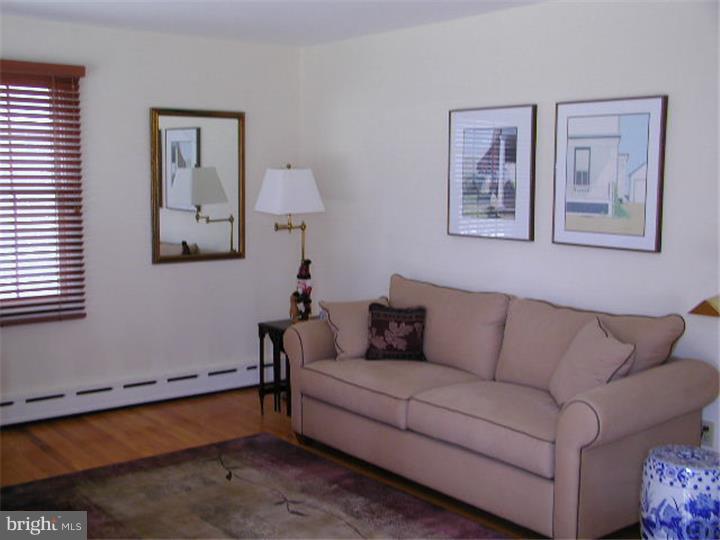 115 Old Point Road Wilmington, DE 19803 - Photo 2 of 19 Living Room