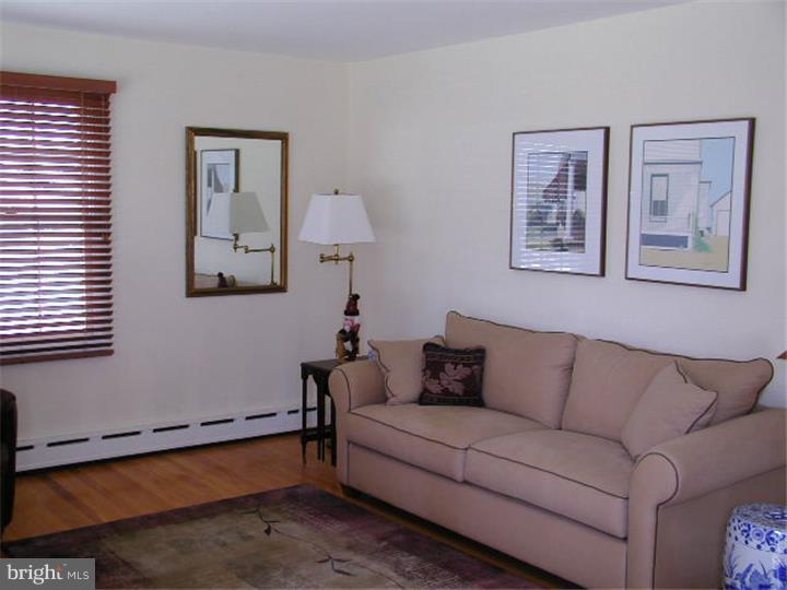 115 Old Point Road Wilmington, DE 19803 - Photo 8 of 19 Living Room
