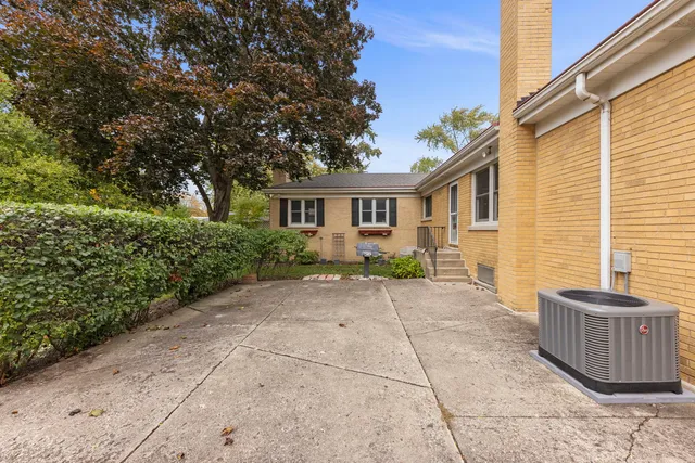 $399,900 | 8950 Ewing Avenue, Evanston, IL 60203