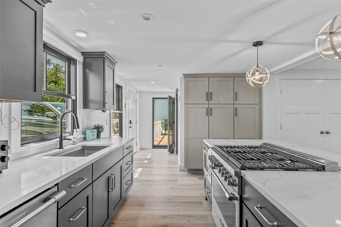 319 Riverside Street Portsmouth, RI 02871 - Photo 4 of 23