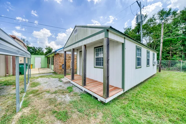 a view of a house with backyard