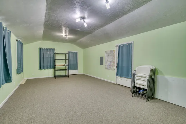a view of a livingroom with furniture and a ceiling fan