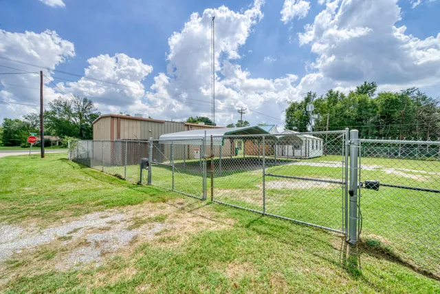 a view of a house with backyard and a garden