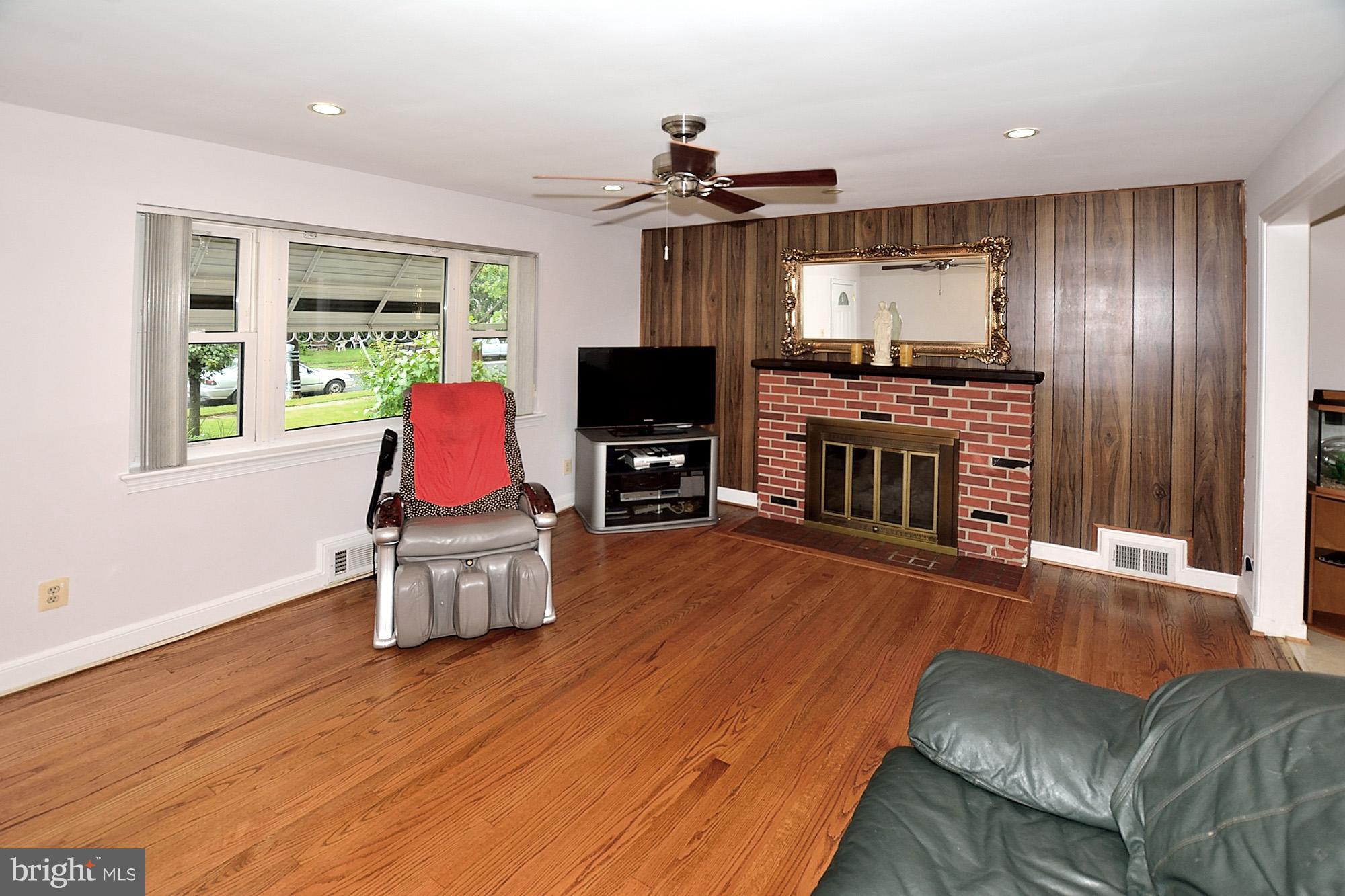 5913 Erving Street Springfield, VA 22150 - Photo 7 of 21 Living Room