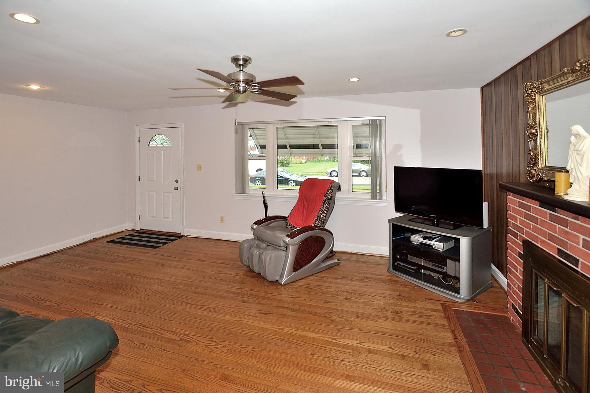 5913 Erving Street Springfield, VA 22150 - Photo 8 of 21 Living Room