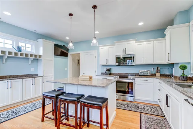 $3,600 | 1 Bliss Road, Newport, RI 02840