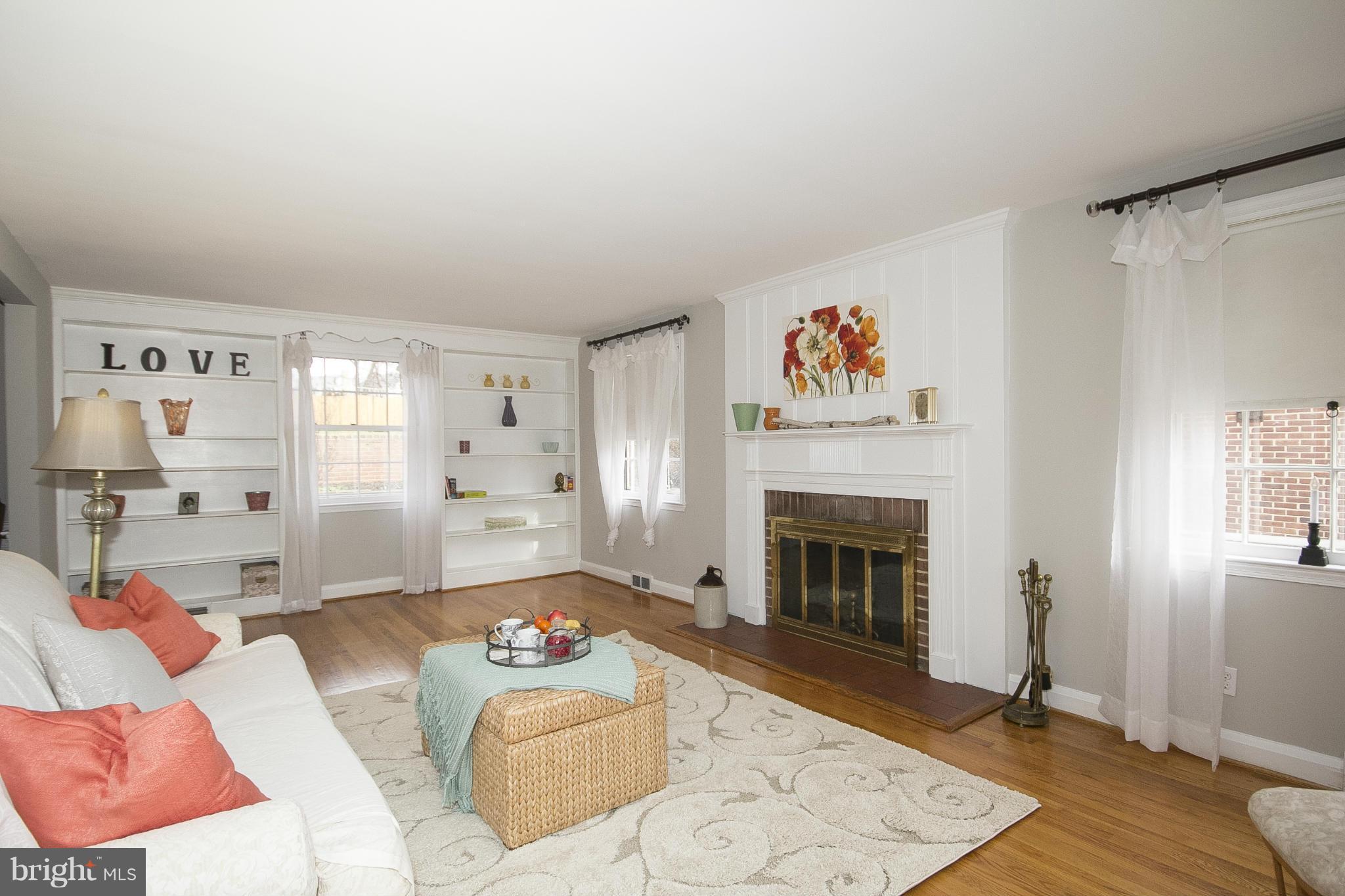 907 Locustvale Road Towson, MD 21204 - Photo 2 of 30 Living Room