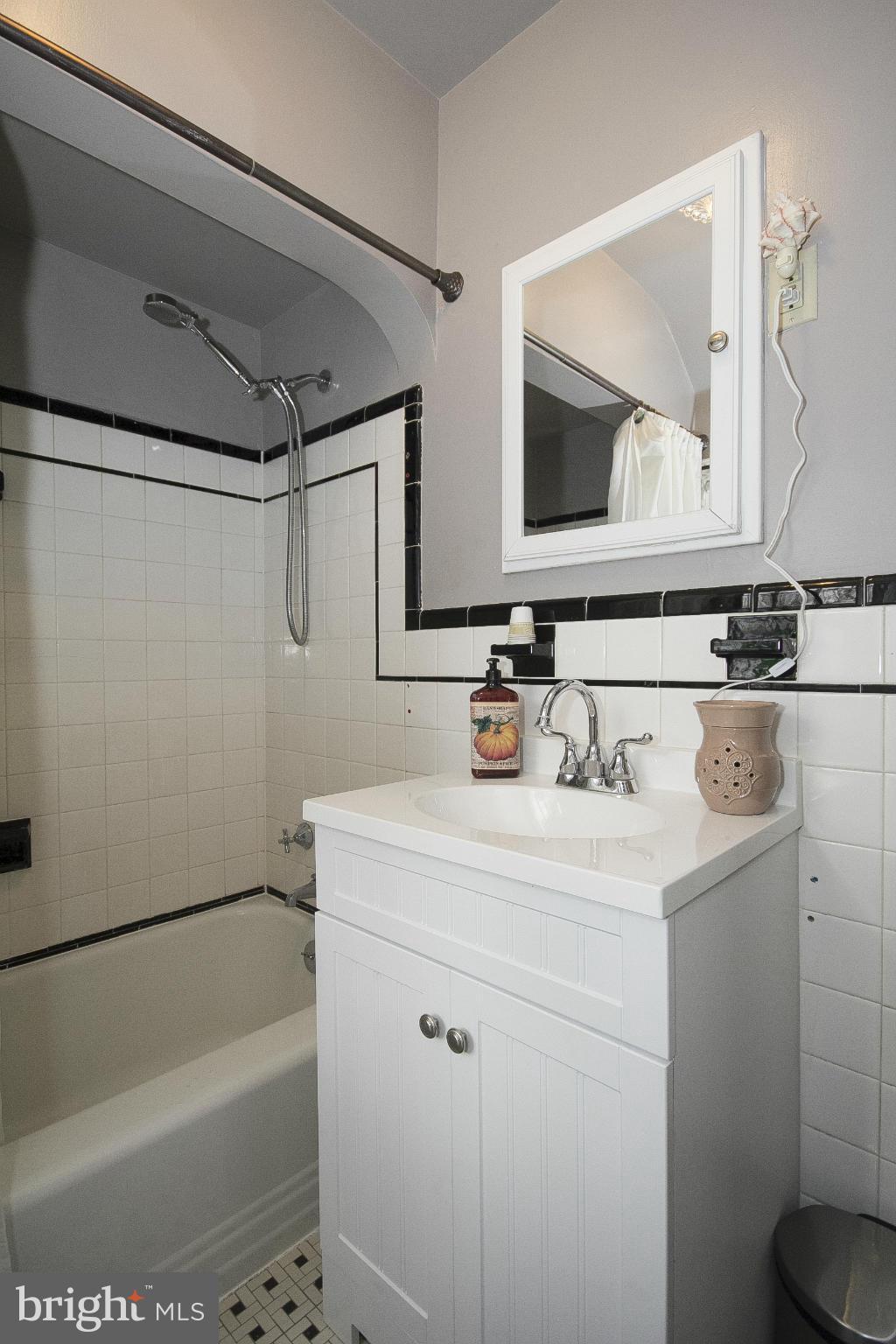 907 Locustvale Road Towson, MD 21204 - Photo 13 of 30 Full Bath (Main)