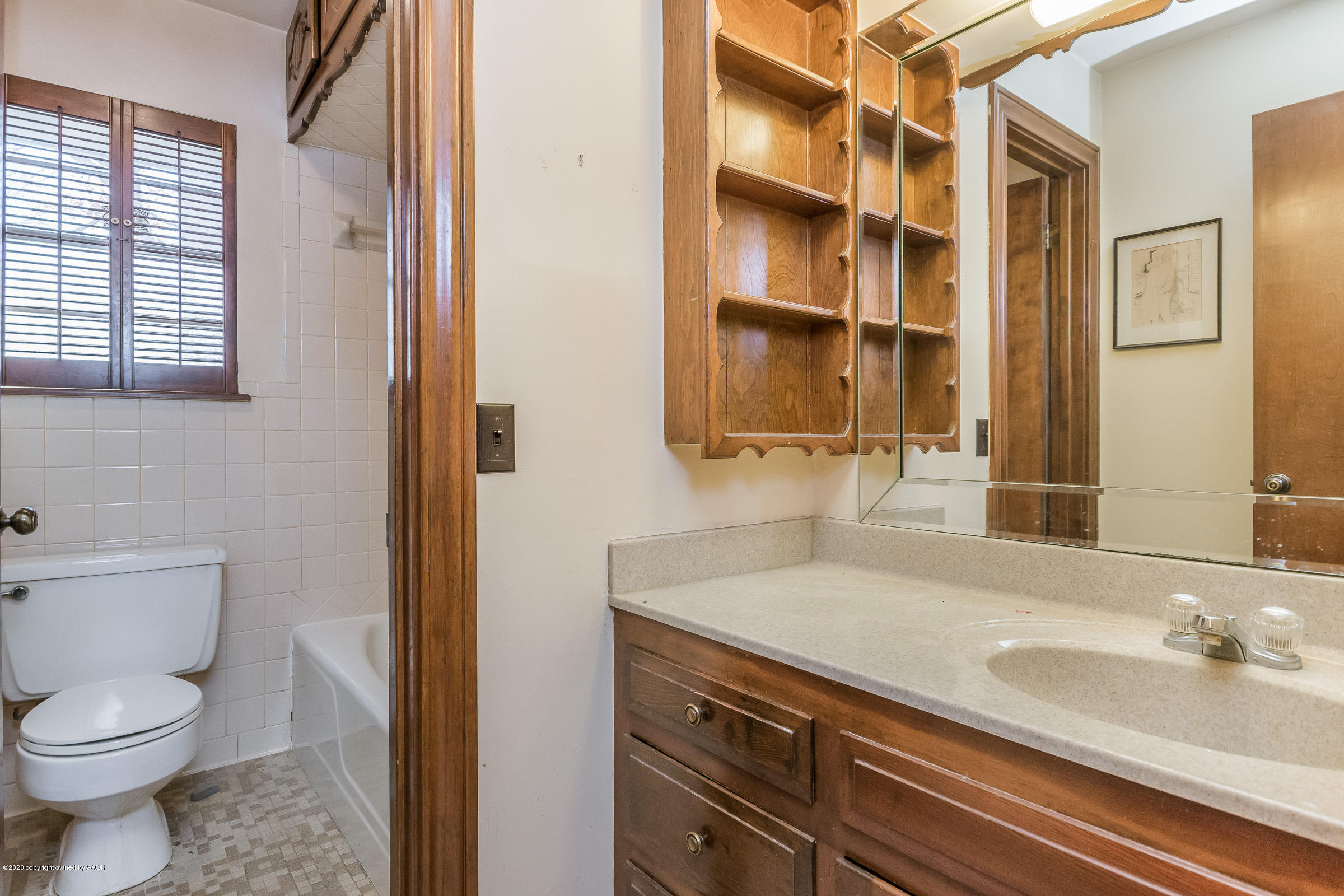 6115 Hanson Road Amarillo, TX 79106 - Photo 19 of 25 Hall Bathroom