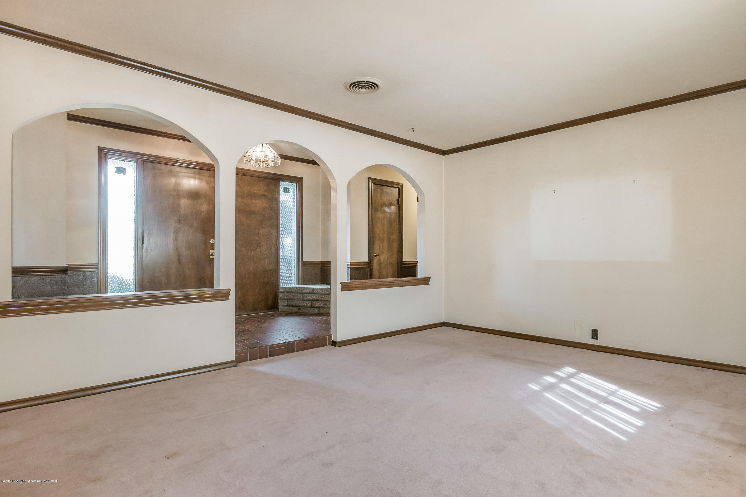 6115 Hanson Road Amarillo, TX 79106 - Photo 7 of 25 Living Room-2