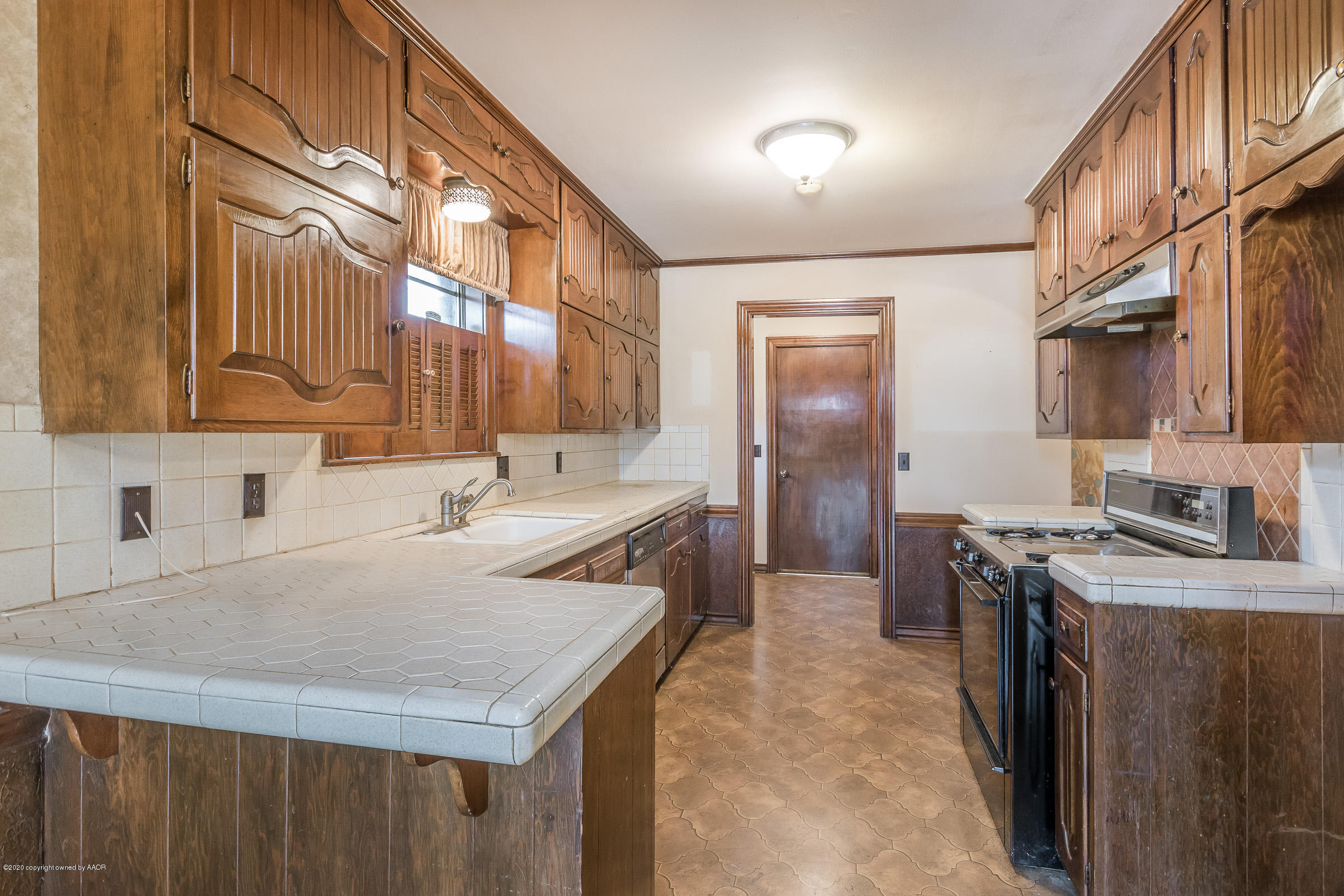 6115 Hanson Road Amarillo, TX 79106 - Photo 10 of 25 Kitchen