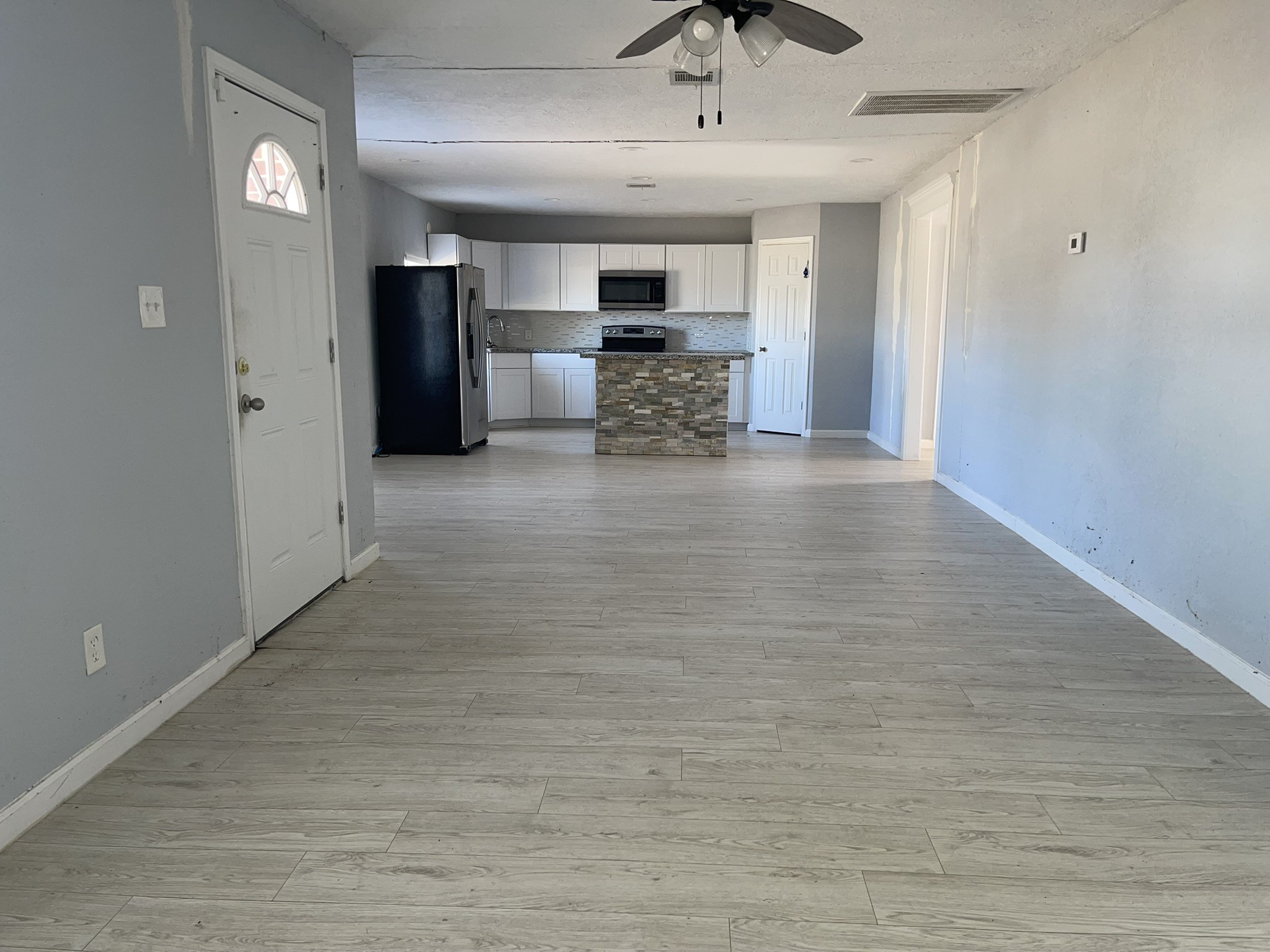 17202 Sunshine Street Houston, TX 77049 - Photo 4 of 19 a view of a livingroom with a furniture