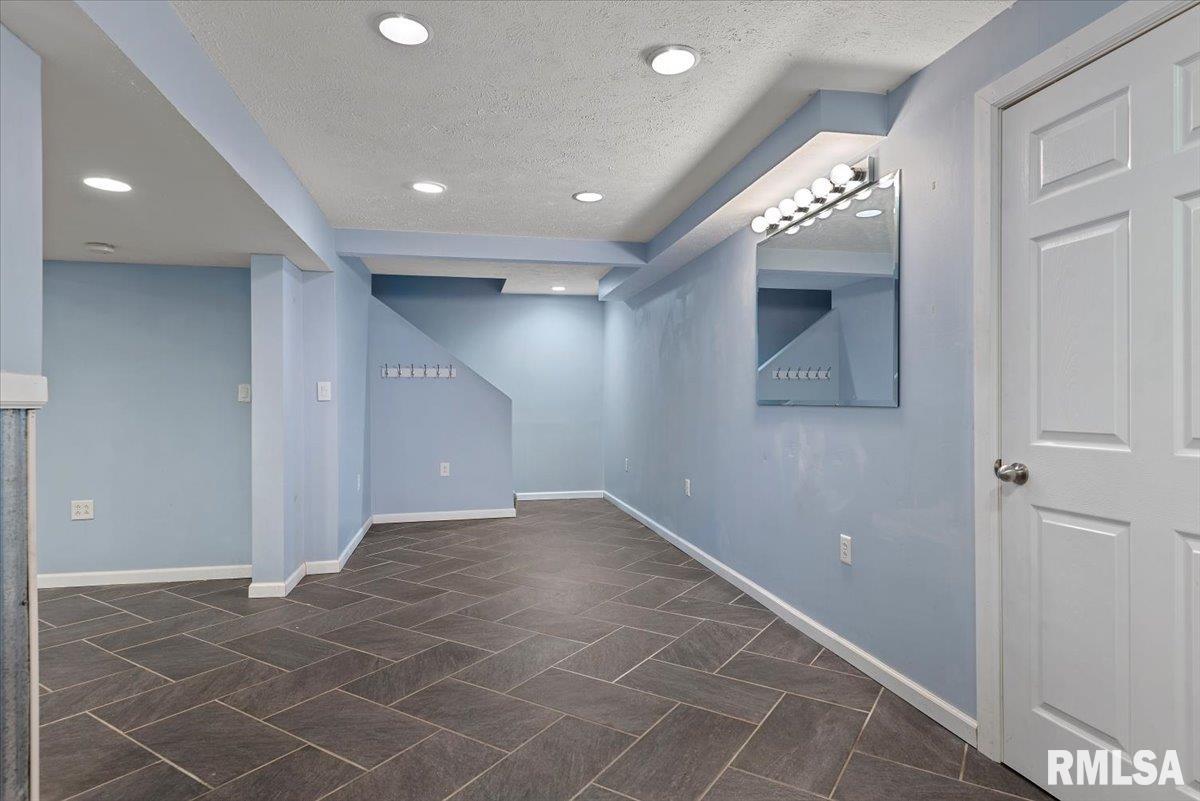 3712 Viking Boulevard Springfield, IL 62712 - Photo 31 of 45