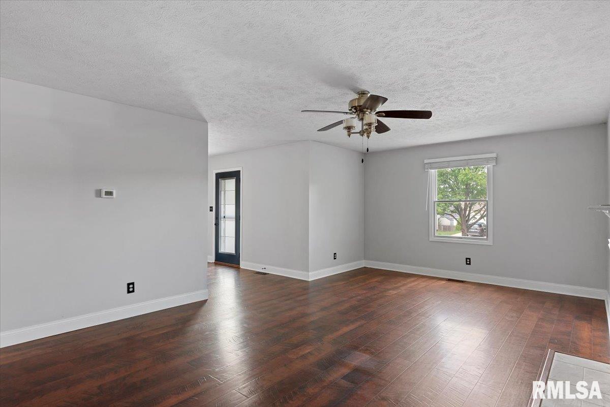 3712 Viking Boulevard Springfield, IL 62712 - Photo 7 of 45