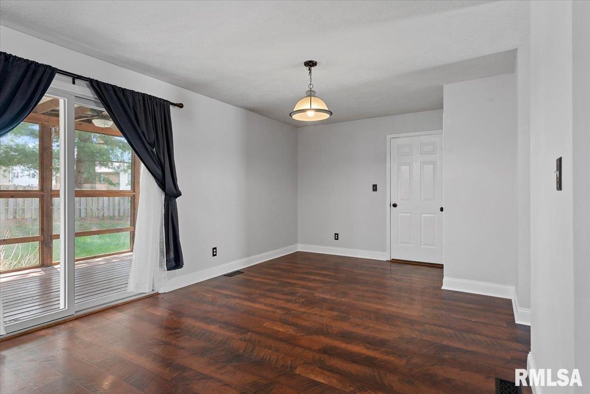 3712 Viking Boulevard Springfield, IL 62712 - Photo 8 of 45