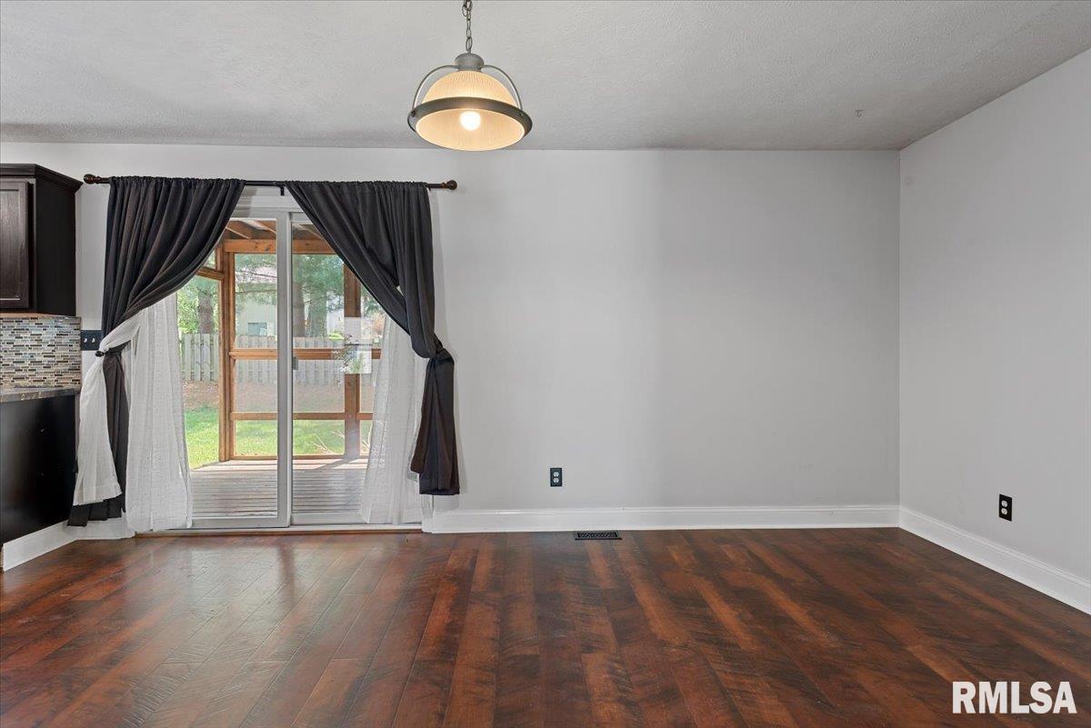 3712 Viking Boulevard Springfield, IL 62712 - Photo 9 of 45