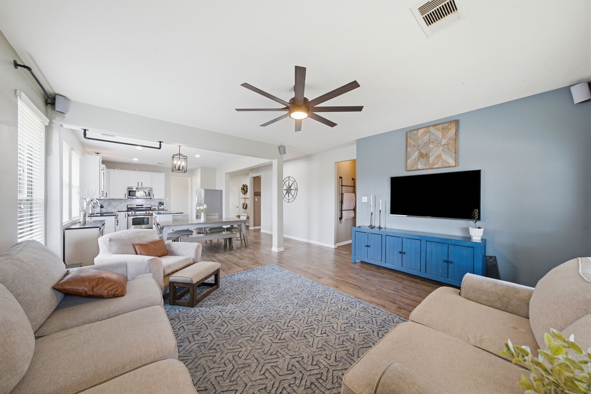 8911 Henrico Lane Rosenberg, TX 77469 - Photo 5 of 45 a living room with furniture and a flat screen tv