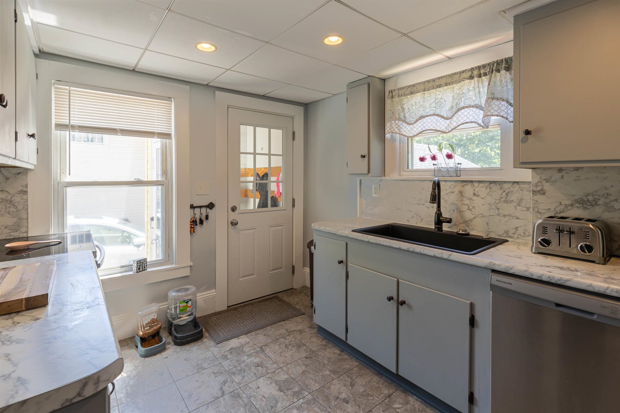 201 South Mammoth Road Manchester, NH 03109 - Photo 6 of 40