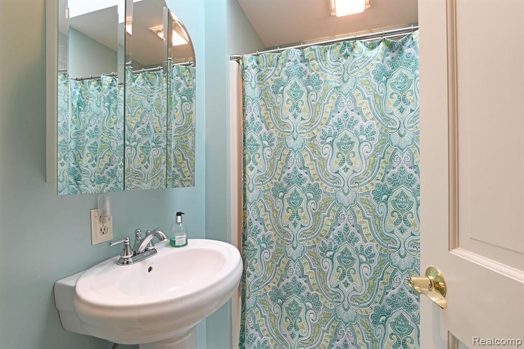 6429 Flushing Road Flushing, MI 48433 - Photo 17 of 28