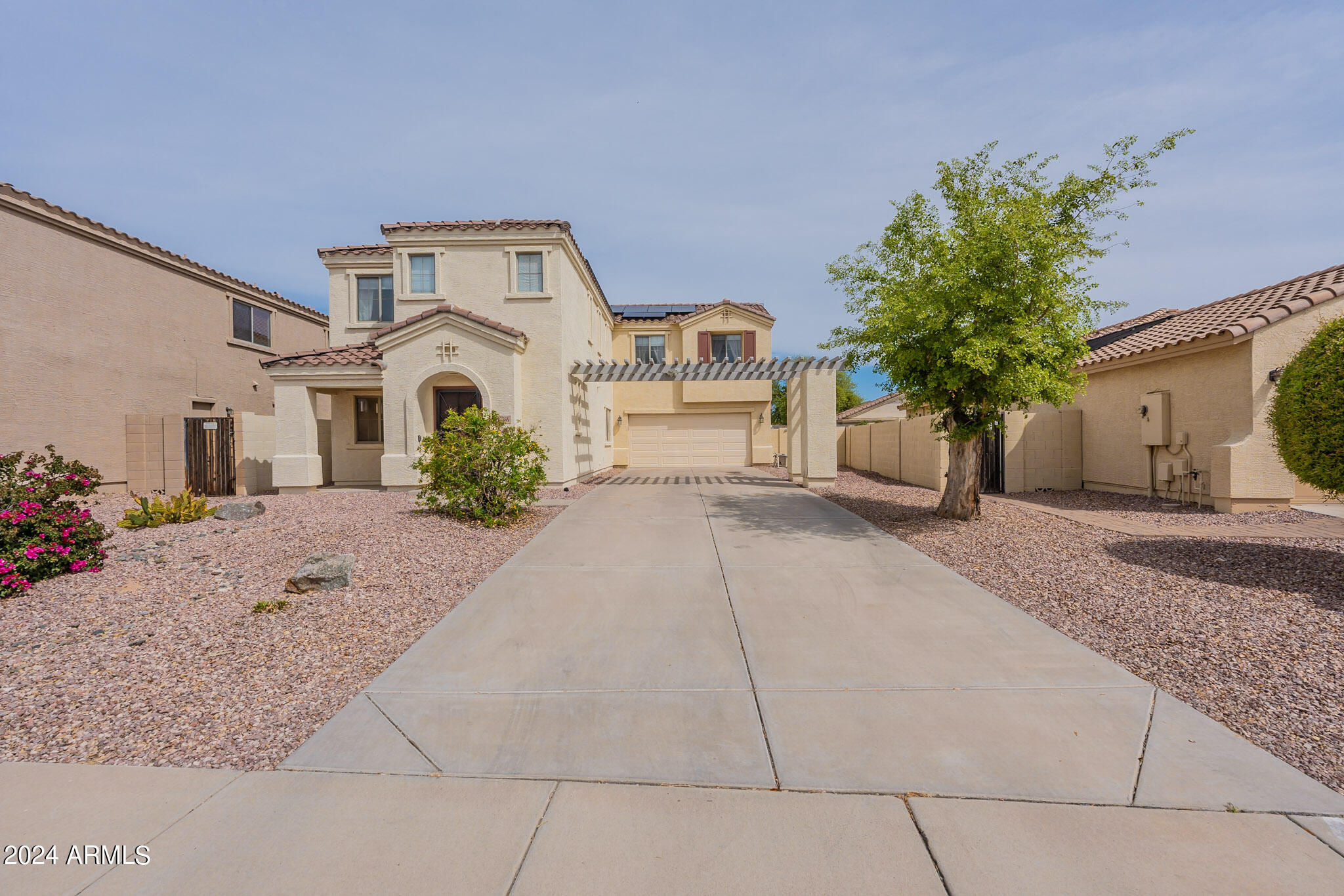 17568 West Hearn Road Surprise, AZ 85388 - Photo 4 of 50 Large driveway